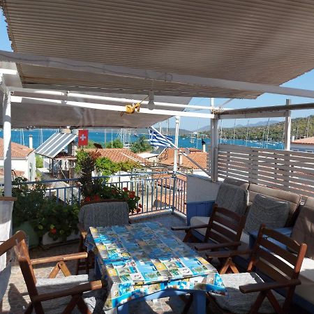 Nikos Rooms And Studios Poros Town エクステリア 写真
