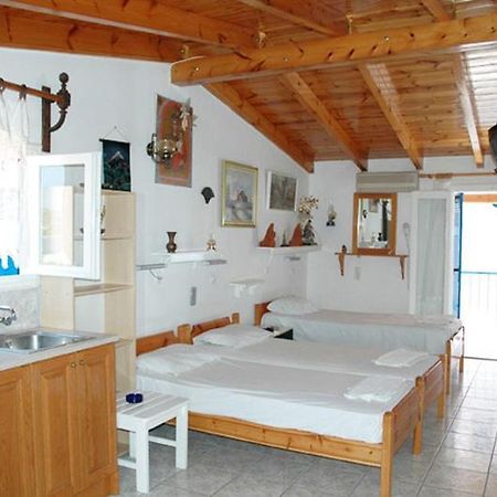 Nikos Rooms And Studios Poros Town エクステリア 写真