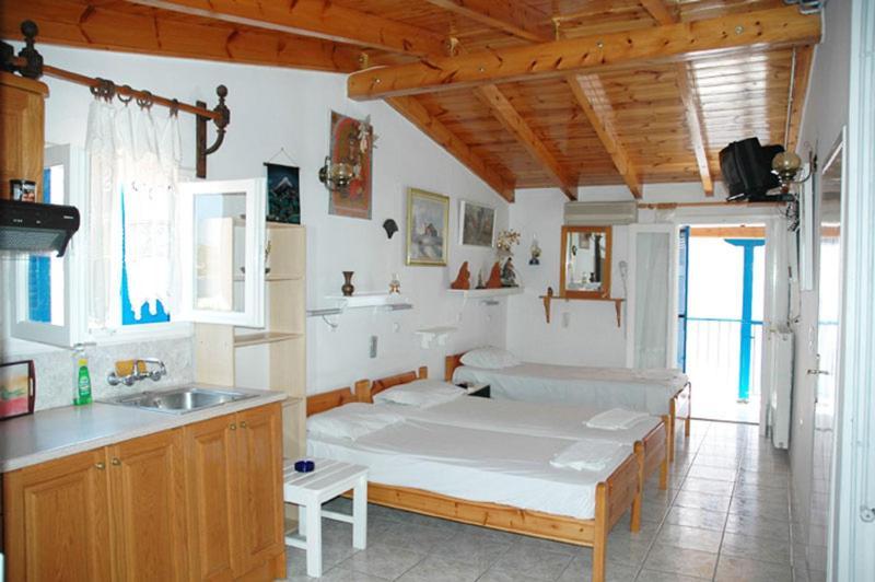 Nikos Rooms And Studios Poros Town エクステリア 写真