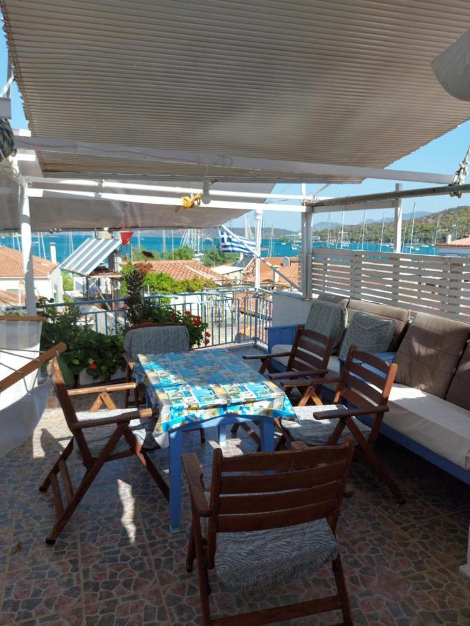 Nikos Rooms And Studios Poros Town エクステリア 写真